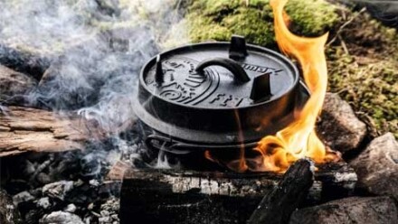 Buiten koken bij het kampvuur