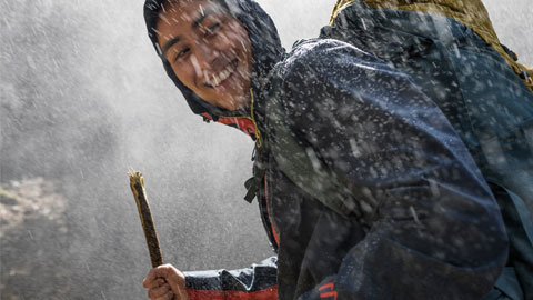 Van top tot teen beschermd tegen de regen