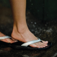 Olukai Kūlapa Kai Woman's Silver/Black