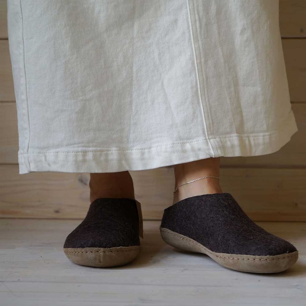 Glerups Slip-On Leather Charcoal B-02Charcoal pantoffels en huissokken online bestellen bij Kathmandu Outdoor & Travel