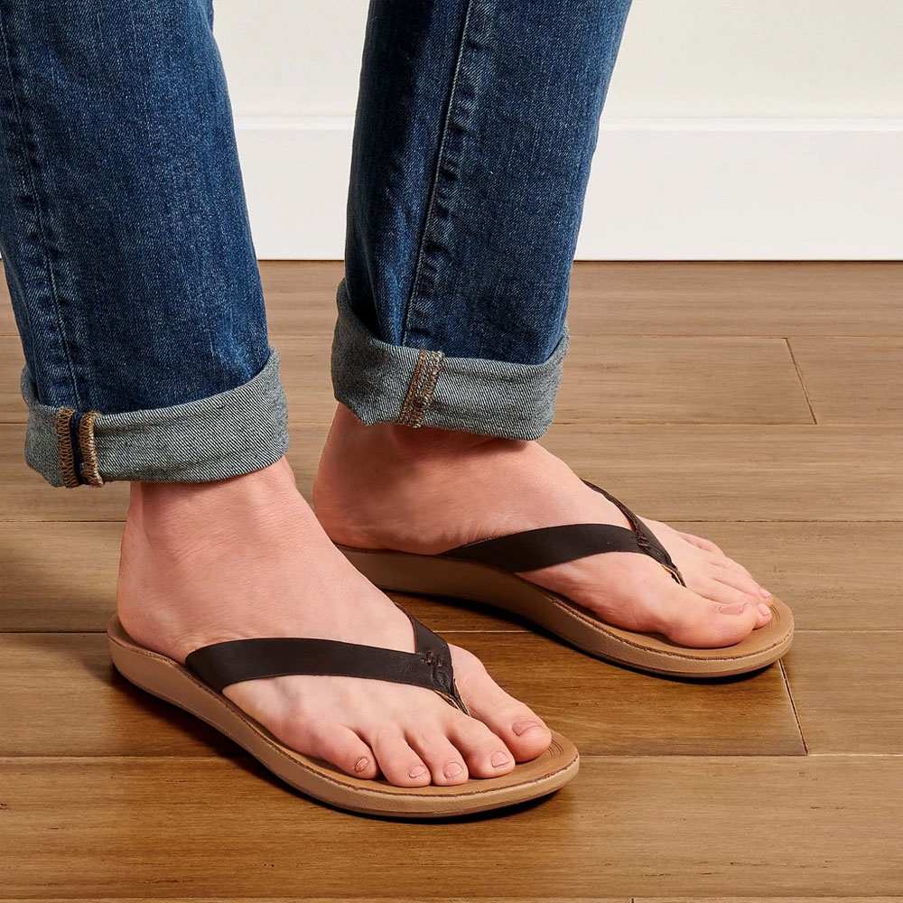 Olukai Nonohe Women's Dark Java/Golden Sand 20440-48GS slippers online bestellen bij Kathmandu Outdoor & Travel
