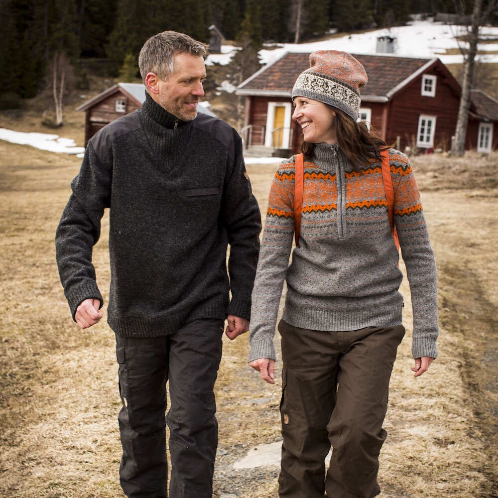 Fjällräven Koster Sweater  Dark Grey 90487-030 fleeces en truien online bestellen bij Kathmandu Outdoor & Travel