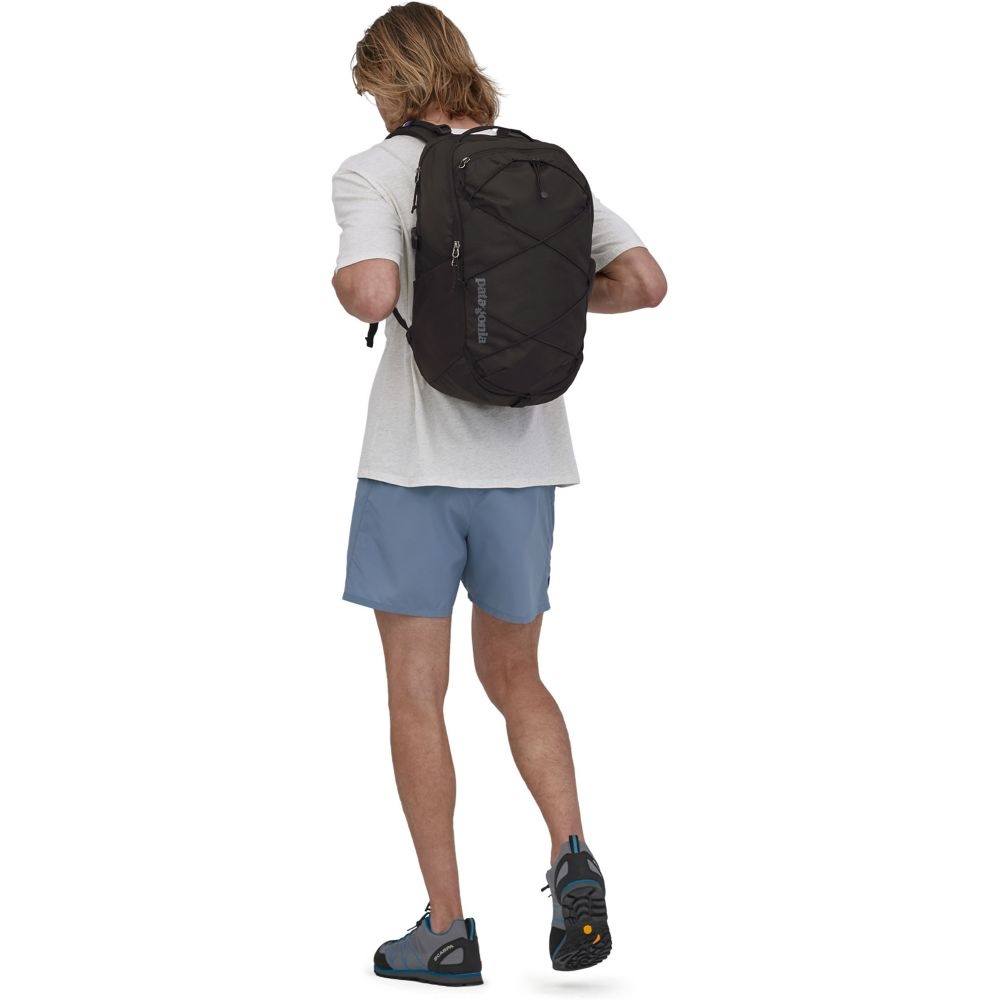 Patagonia Refugio Day Pack 30L Black 47928-BLK dagrugzakken online bestellen bij Kathmandu Outdoor & Travel