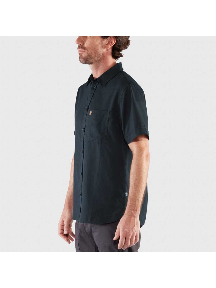 Fjällräven Övik Travel Shirt Short Sleeve Dark Navy 87039-555 shirts en tops online bestellen bij Kathmandu Outdoor & Travel
