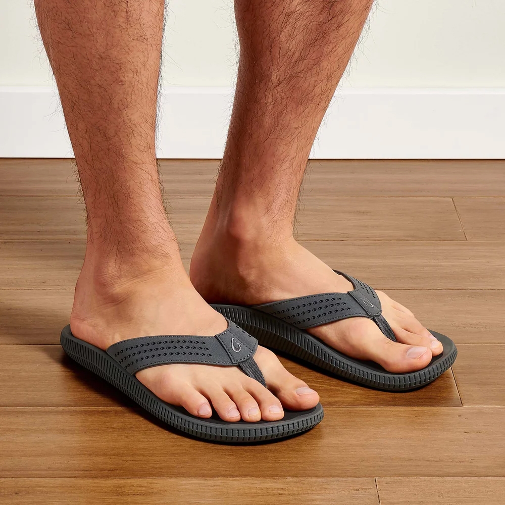 Olukai Ulele Dark Shadow/Black 10435-6C40 slippers online bestellen bij Kathmandu Outdoor & Travel