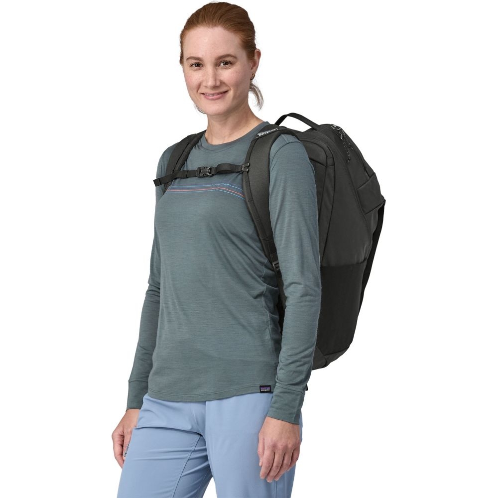 Patagonia Black Hole Pack 32L Black 49302-BLK dagrugzakken online bestellen bij Kathmandu Outdoor & Travel