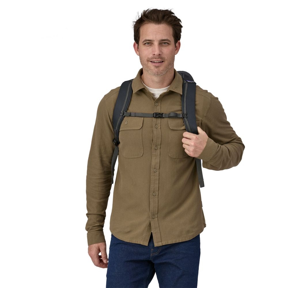 Patagonia Black Hole Pack 32L Smolder Blue 49302-SMDB dagrugzakken online bestellen bij Kathmandu Outdoor & Travel