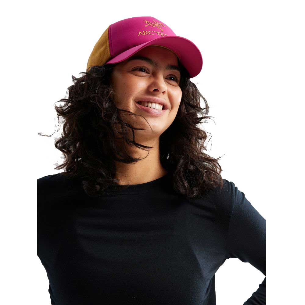Arc'teryx Bird Word Trucker Curved Amaranthus/Yukon 7763-Amaranthus/Yuko kleding accessoires online bestellen bij Kathmandu Outdoor & Travel