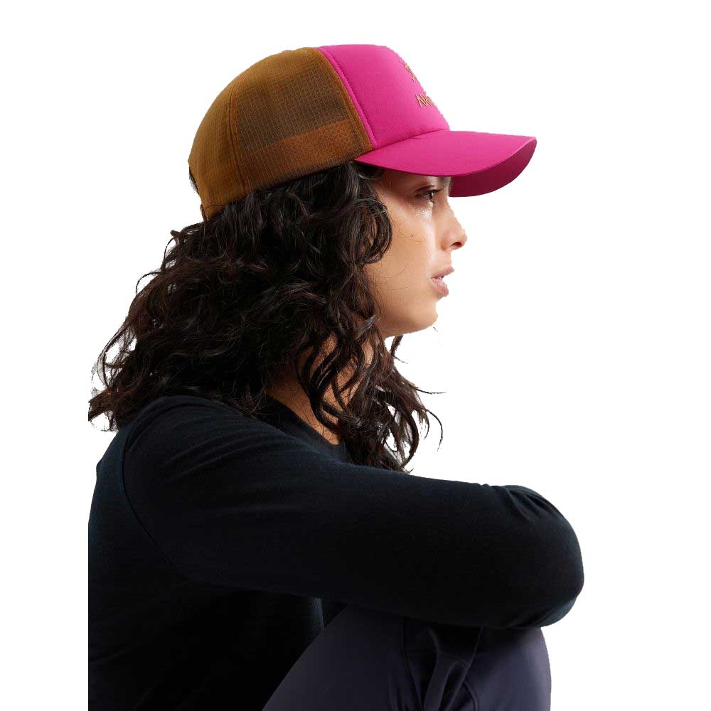 Arc'teryx Bird Word Trucker Curved Amaranthus/Yukon 7763-Amaranthus/Yuko kleding accessoires online bestellen bij Kathmandu Outdoor & Travel