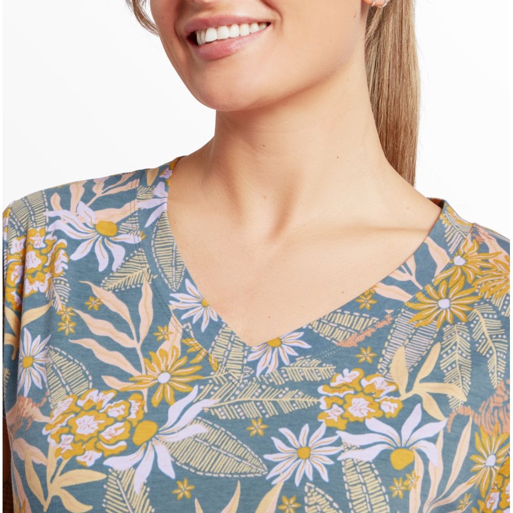 Sherpa Adventure Gear Neha V-Neck Tee Women's Haze Tiger Floral SW21019-777 shirts en tops online bestellen bij Kathmandu Outdoor & Travel