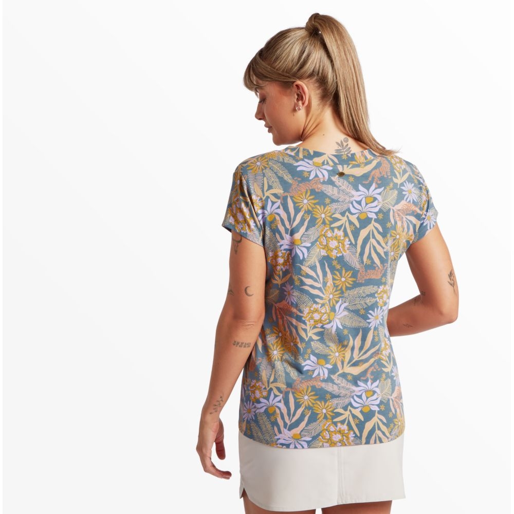 Sherpa Adventure Gear Neha V-Neck Tee Women's Haze Tiger Floral SW21019-777 shirts en tops online bestellen bij Kathmandu Outdoor & Travel