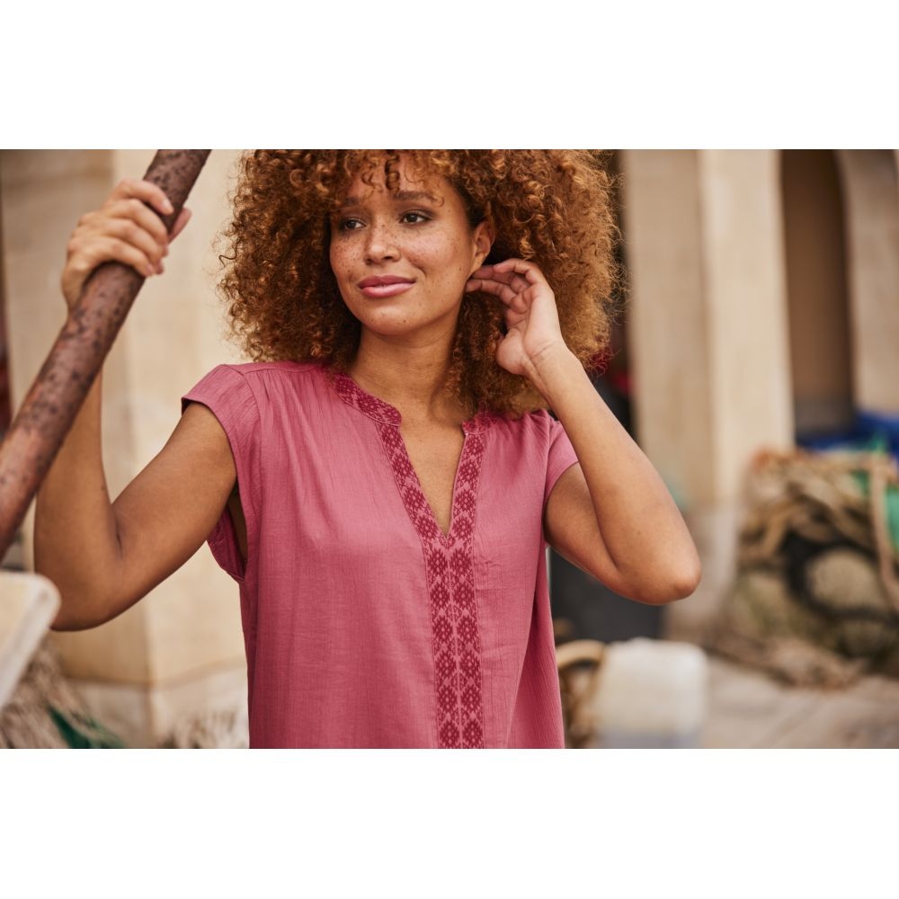 Sherpa Adventure Gear Hara Cap Sleeve Top Women's Light Mineral Red SW20019-449 shirts en tops online bestellen bij Kathmandu Outdoor & Travel