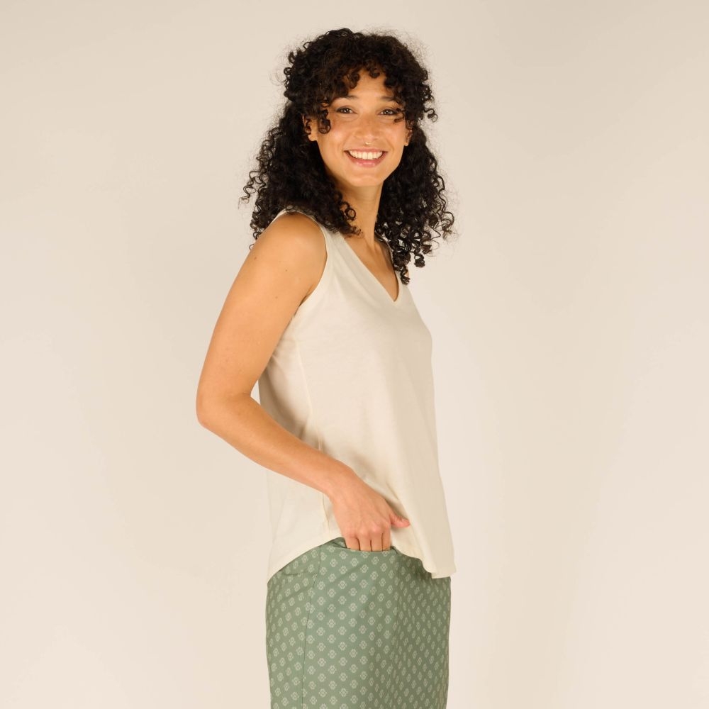 Sherpa Adventure Gear Varuna V-Neck Tank Women's Peetho SW20011-101 shirts en tops online bestellen bij Kathmandu Outdoor & Travel