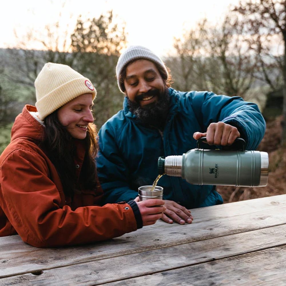 Stanley The Artisan Thermal Bottle 1.4L Hammertone Green 10-11429-004 drinkflessen en thermosflessen online bestellen bij Kathmandu Outdoor & Travel