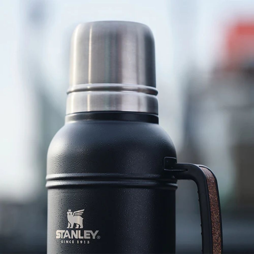 Stanley The Artisan Thermal Bottle 1.4L Black Moon 10-11429-005 drinkflessen en thermosflessen online bestellen bij Kathmandu Outdoor & Travel