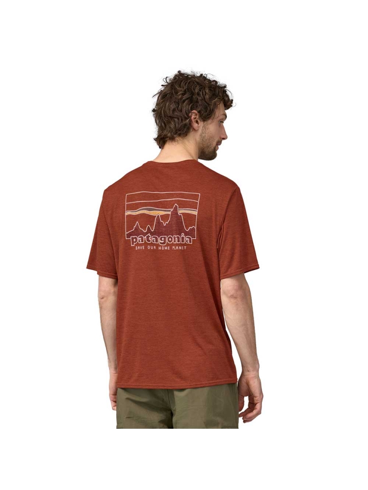 Patagonia M's Cap Cool Daily Graphic Shirt '73 Skyline: Burl Red X-Dye 45235-SYRX shirts en tops online bestellen bij Kathmandu Outdoor & Travel