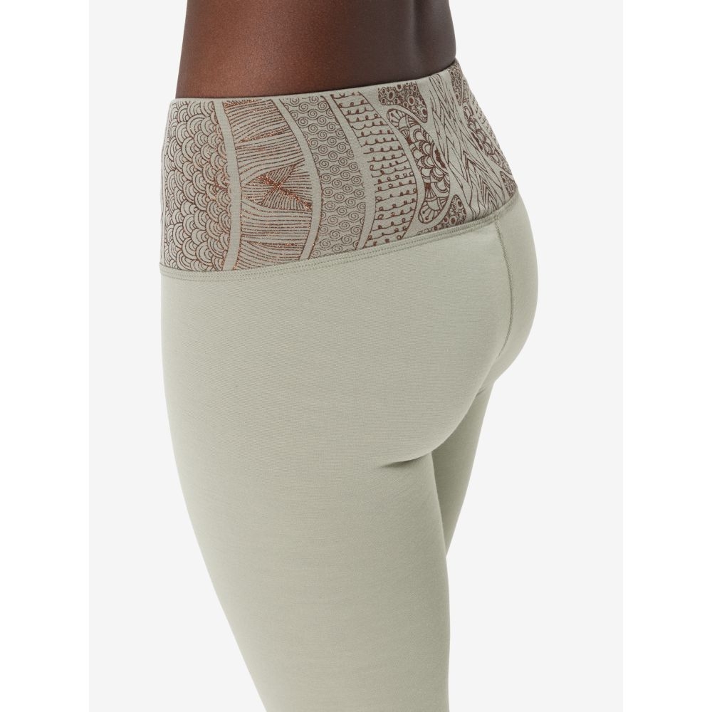 Super Natural Arabesque Tights Women's Dried Sage/Copper SNW023350-75A broeken online bestellen bij Kathmandu Outdoor & Travel
