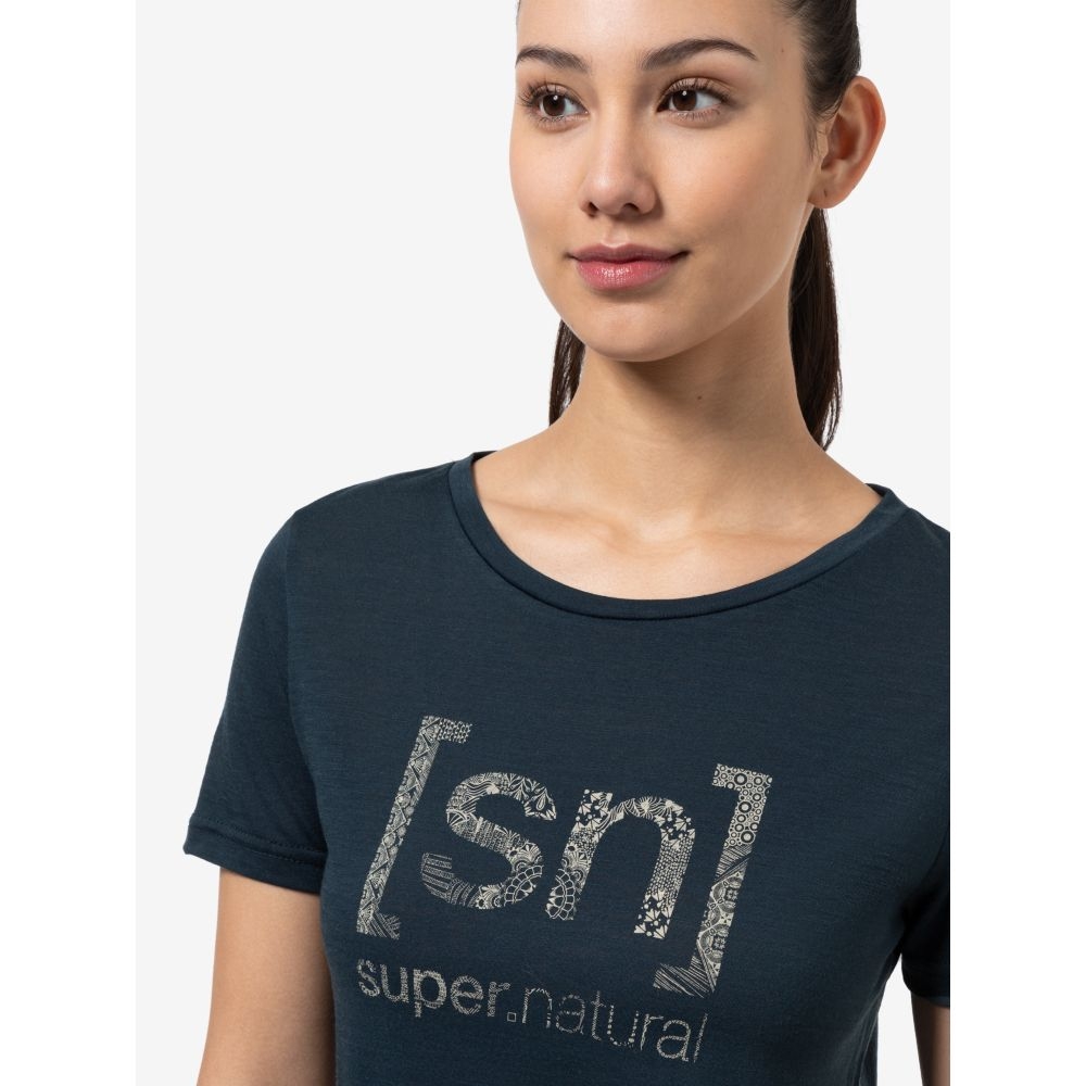 Super Natural Arabesque Tee Women's Blueberry/Semolina SNWP03154-37A shirts en tops online bestellen bij Kathmandu Outdoor & Travel