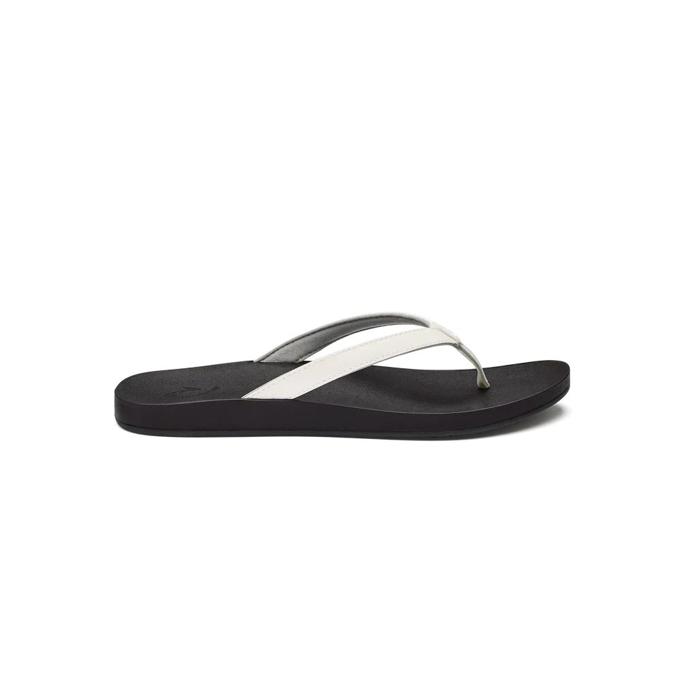 Olukai Puawe Women's White / Black 20198-4R40 slippers online bestellen bij Kathmandu Outdoor & Travel