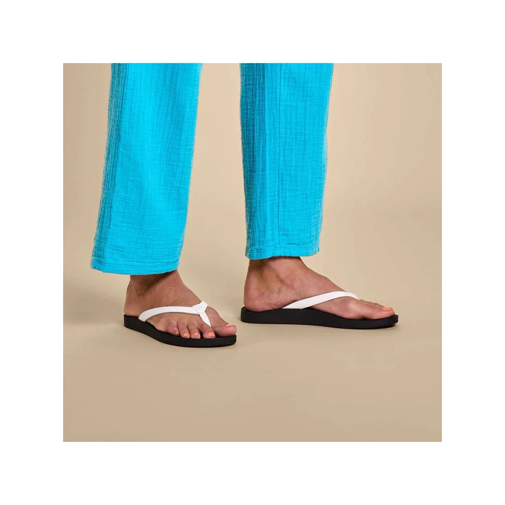 Olukai Puawe Women's White / Black 20198-4R40 slippers online bestellen bij Kathmandu Outdoor & Travel