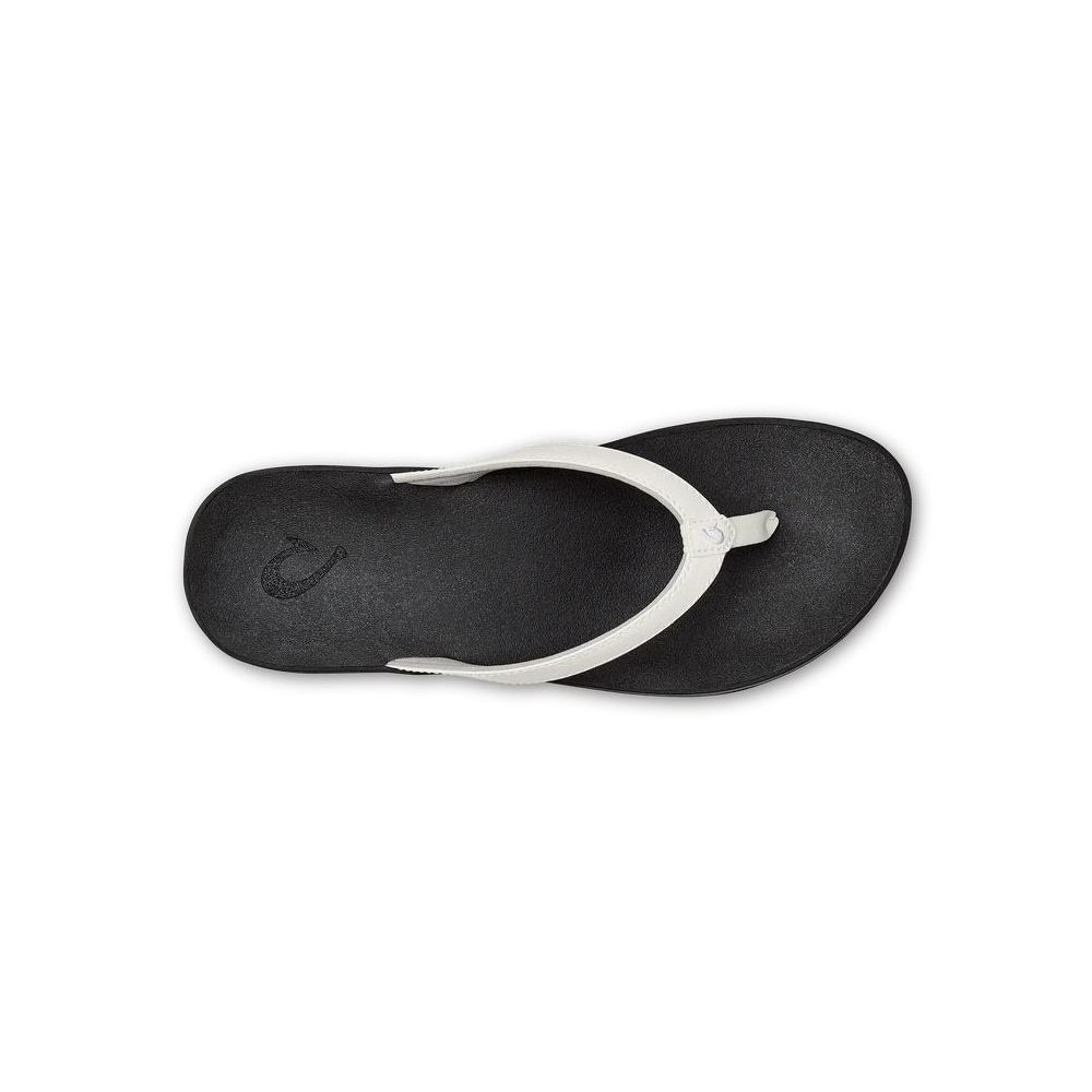 Olukai Puawe Women's White / Black 20198-4R40 slippers online bestellen bij Kathmandu Outdoor & Travel