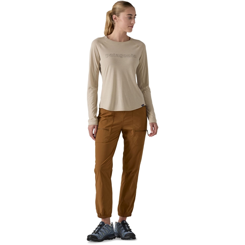 Patagonia Long Sleeve Cap Cool Trail Graphic Shirt Women's Outline Text Logo: Pumice 23715-OTPM shirts en tops online bestellen bij Kathmandu Outdoor & Travel