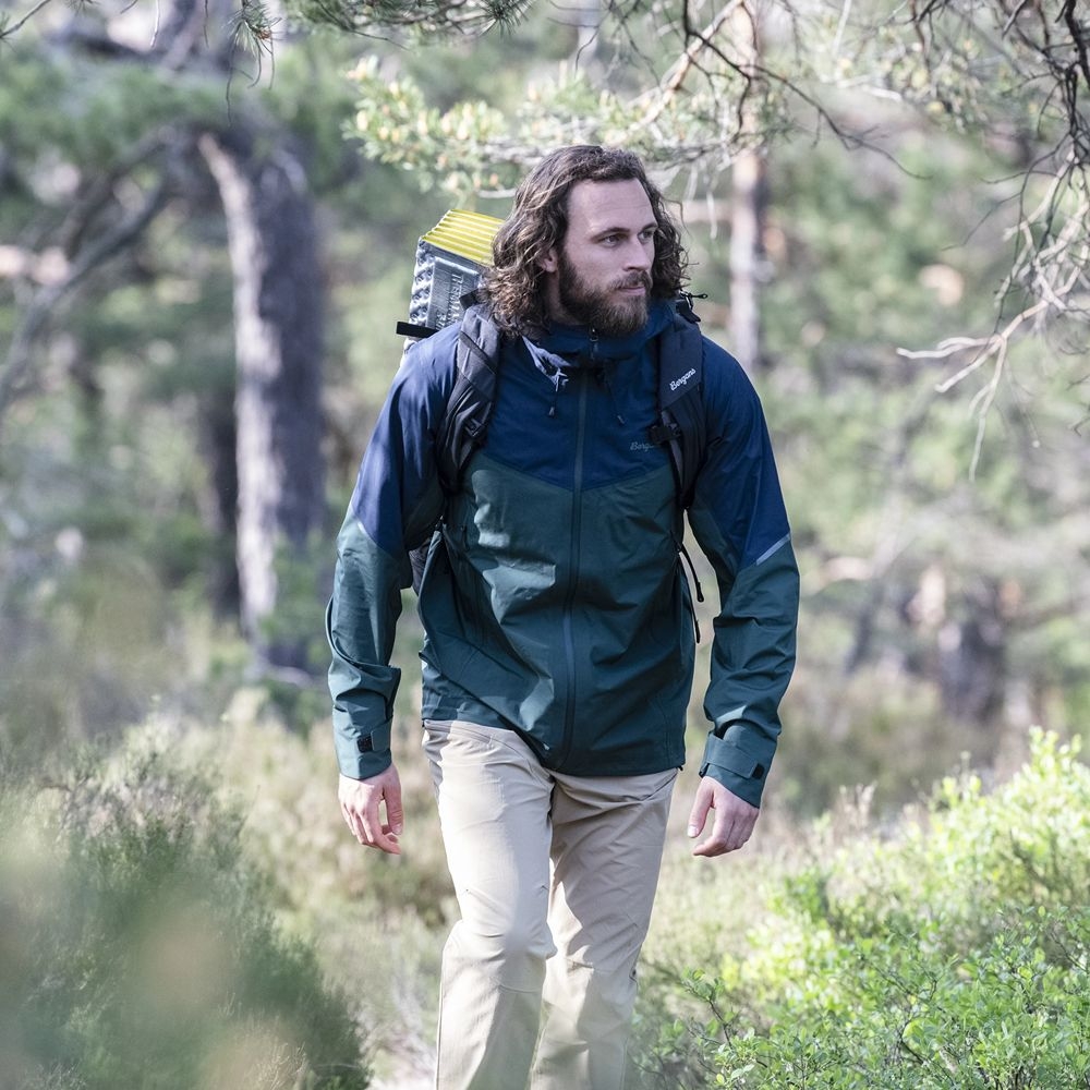 Bergans Rabot Light 3L Shell Jacket Duke Green/Navy Blue 3201-25544 jassen online bestellen bij Kathmandu Outdoor & Travel
