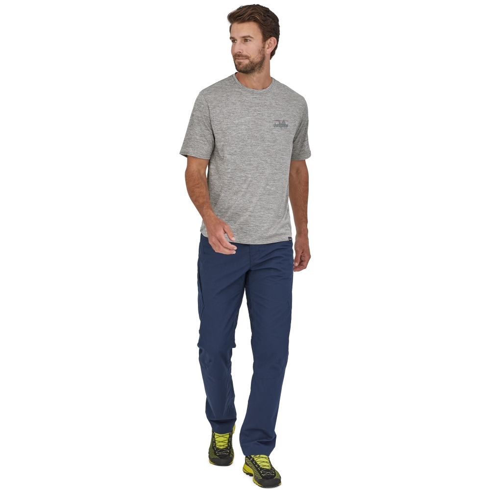 Patagonia Cap Cool Daily Graphic Shirt '73 Skyline: Feather Grey 45235-SKFE shirts en tops online bestellen bij Kathmandu Outdoor & Travel