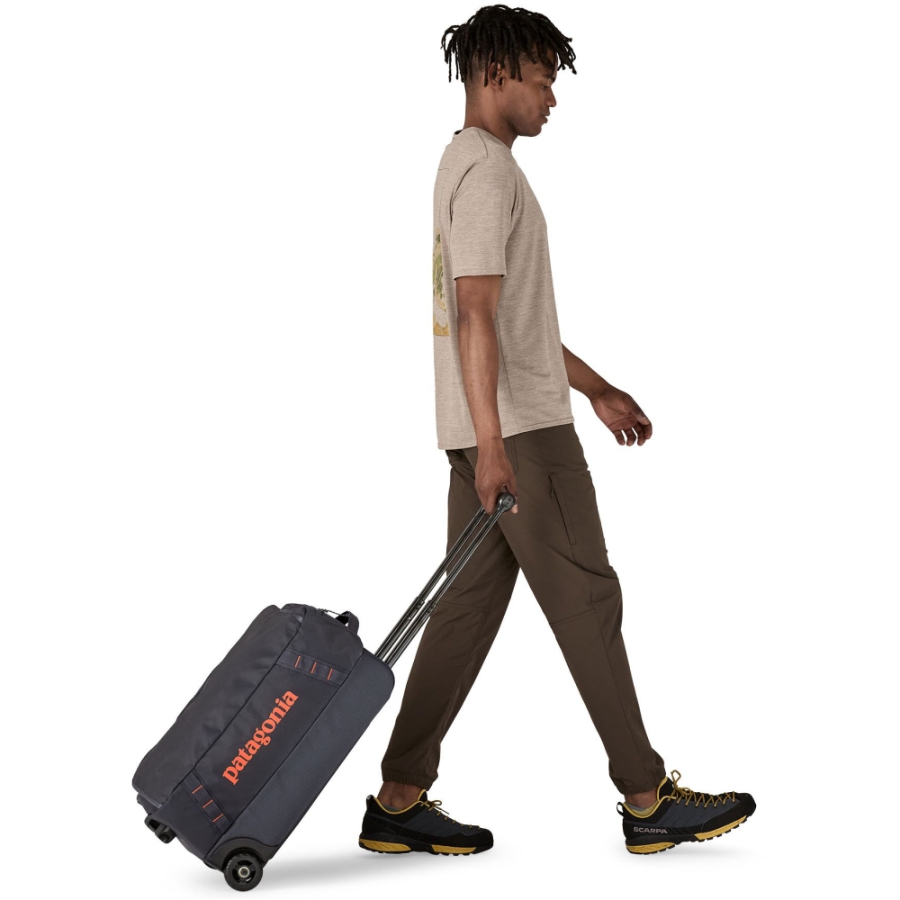 Patagonia Black Hole Wheeled Duffel 40L Smolder Blue 49379-SMDB rolkoffers online bestellen bij Kathmandu Outdoor & Travel