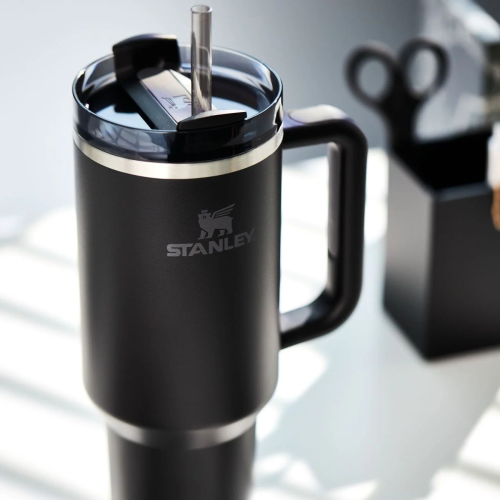 Stanley The Quencher Black 10-10824-399 drinkflessen en thermosflessen online bestellen bij Kathmandu Outdoor & Travel