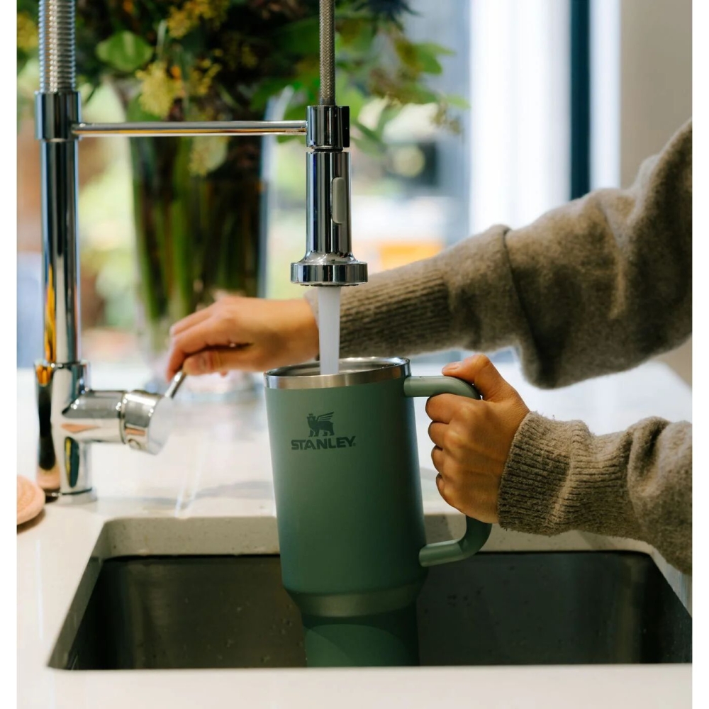 Stanley The Quencher Shale 10-10824-400 drinkflessen en thermosflessen online bestellen bij Kathmandu Outdoor & Travel
