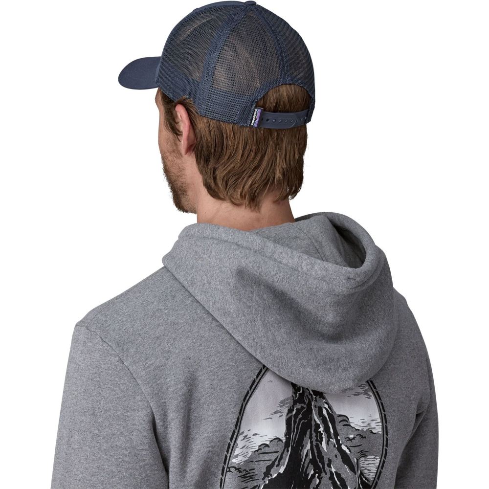 Patagonia P-6 Logo LoPro Trucker Hat New Navy 38283-NENA kleding accessoires online bestellen bij Kathmandu Outdoor & Travel