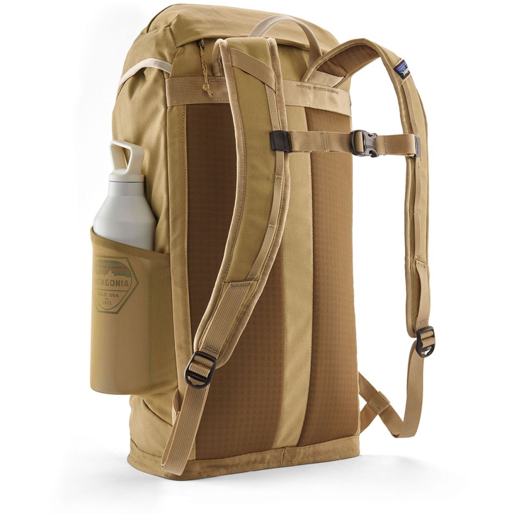 Patagonia Fieldsmith Lid Pack Classic Tan 48548-CSC dagrugzakken online bestellen bij Kathmandu Outdoor & Travel