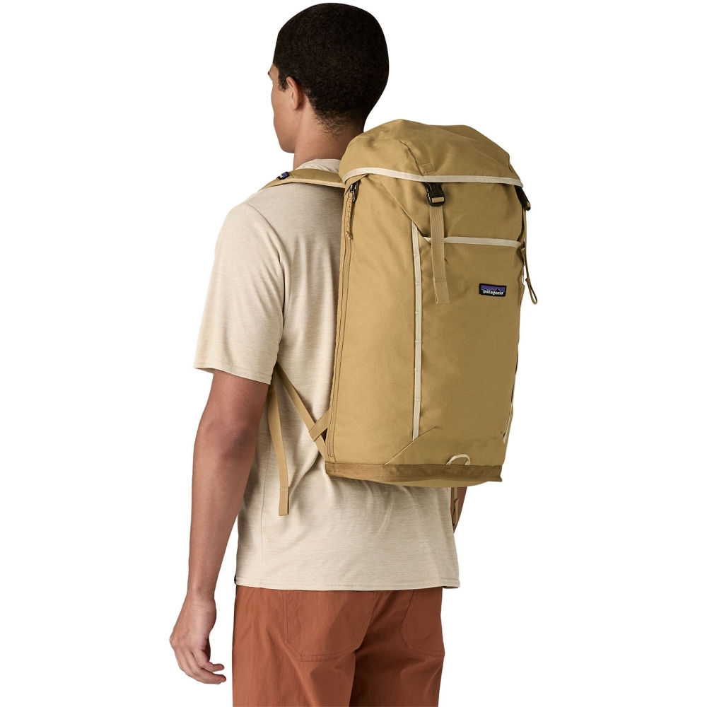 Patagonia Fieldsmith Lid Pack Classic Tan 48548-CSC dagrugzakken online bestellen bij Kathmandu Outdoor & Travel