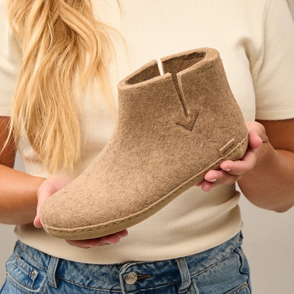 Glerups Boot Leather Sand G-12-Sand pantoffels en huissokken online bestellen bij Kathmandu Outdoor & Travel