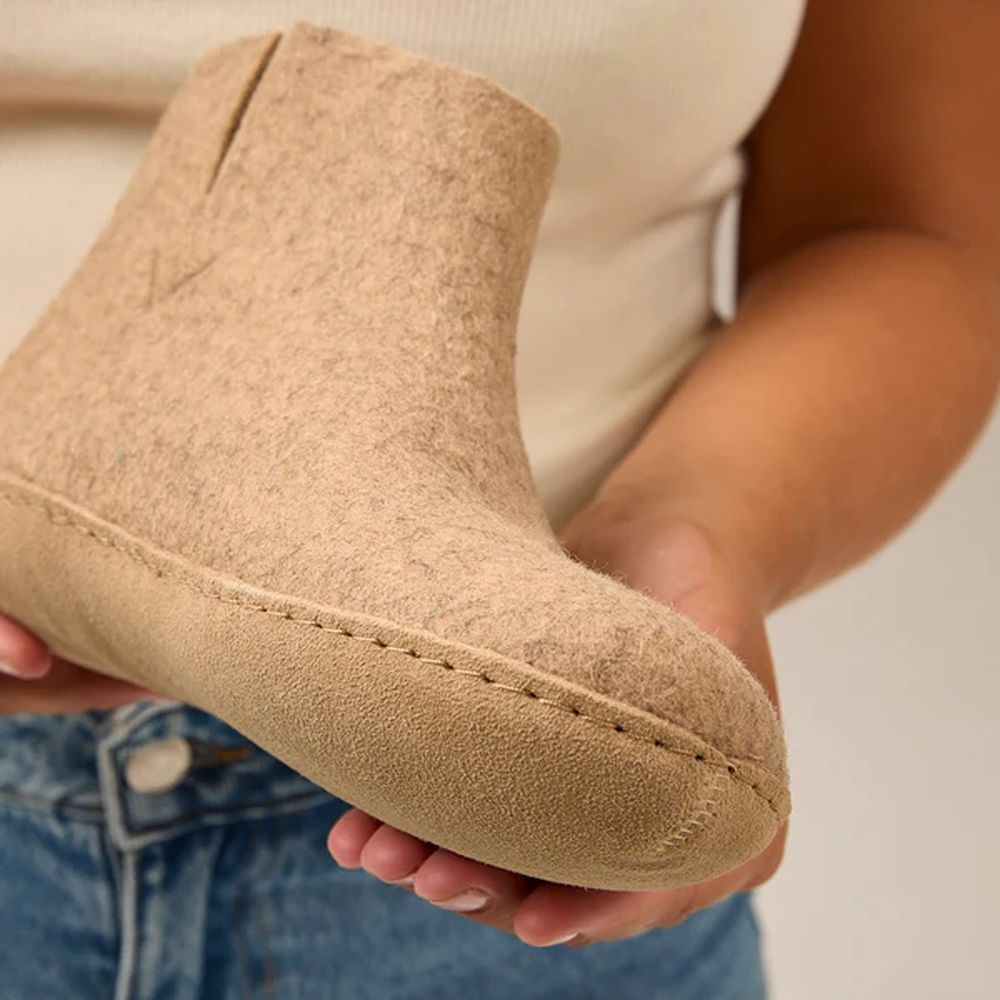 Glerups Boot Leather Sand G-12-Sand pantoffels en huissokken online bestellen bij Kathmandu Outdoor & Travel