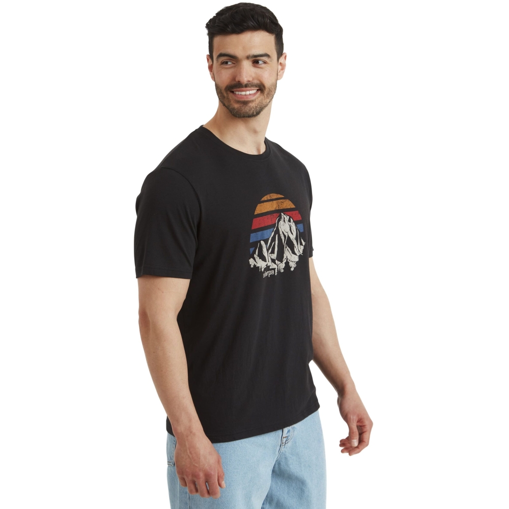 Sherpa Adventure Gear Bali Retro Sunset Tee Black SM11065-130 shirts en tops online bestellen bij Kathmandu Outdoor & Travel