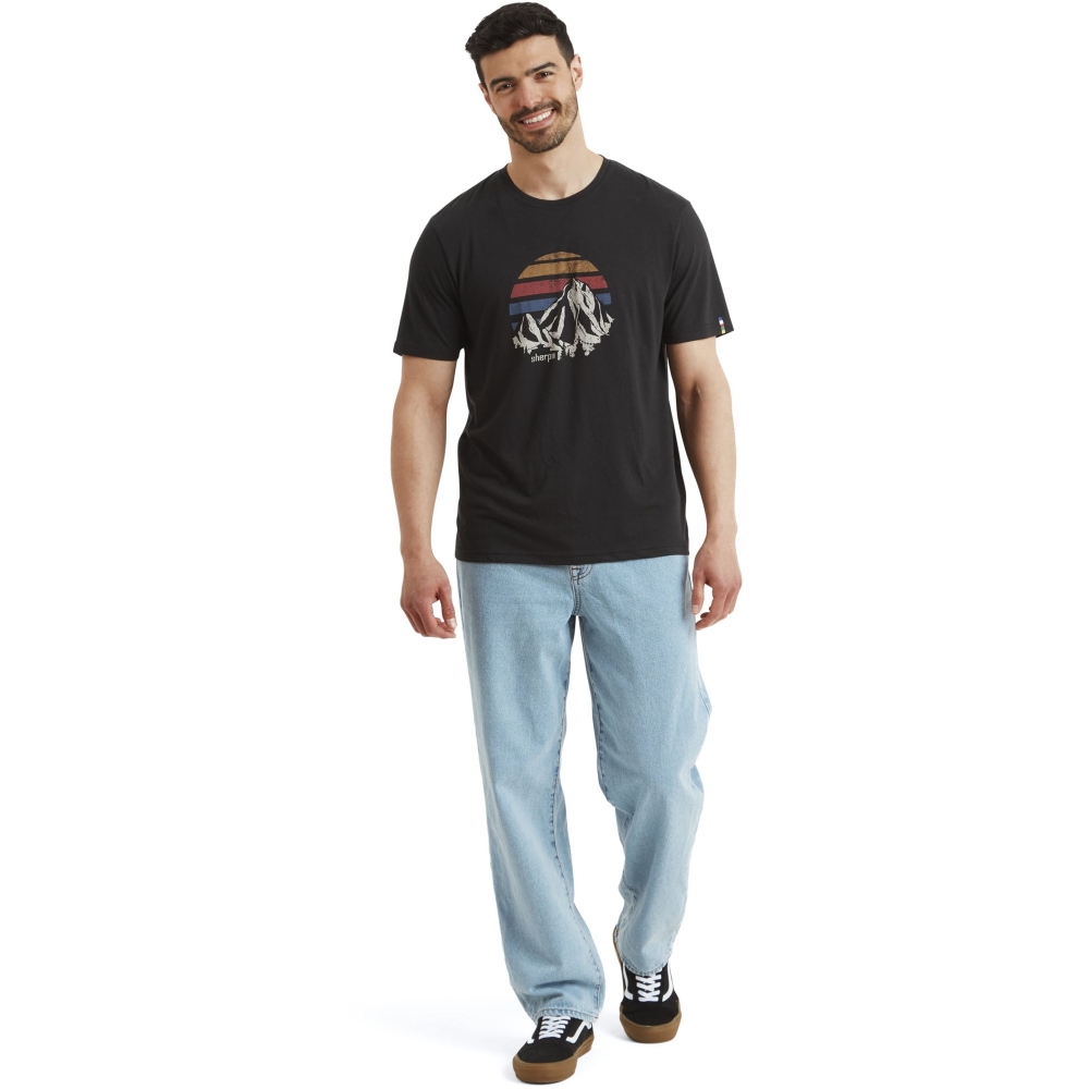 Sherpa Adventure Gear Bali Retro Sunset Tee Black SM11065-130 shirts en tops online bestellen bij Kathmandu Outdoor & Travel