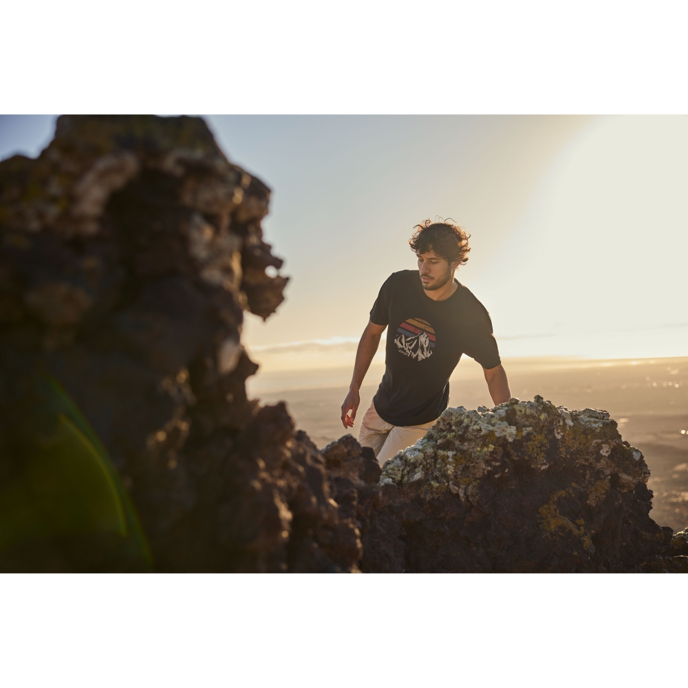 Sherpa Adventure Gear Bali Retro Sunset Tee Black SM11065-130 shirts en tops online bestellen bij Kathmandu Outdoor & Travel