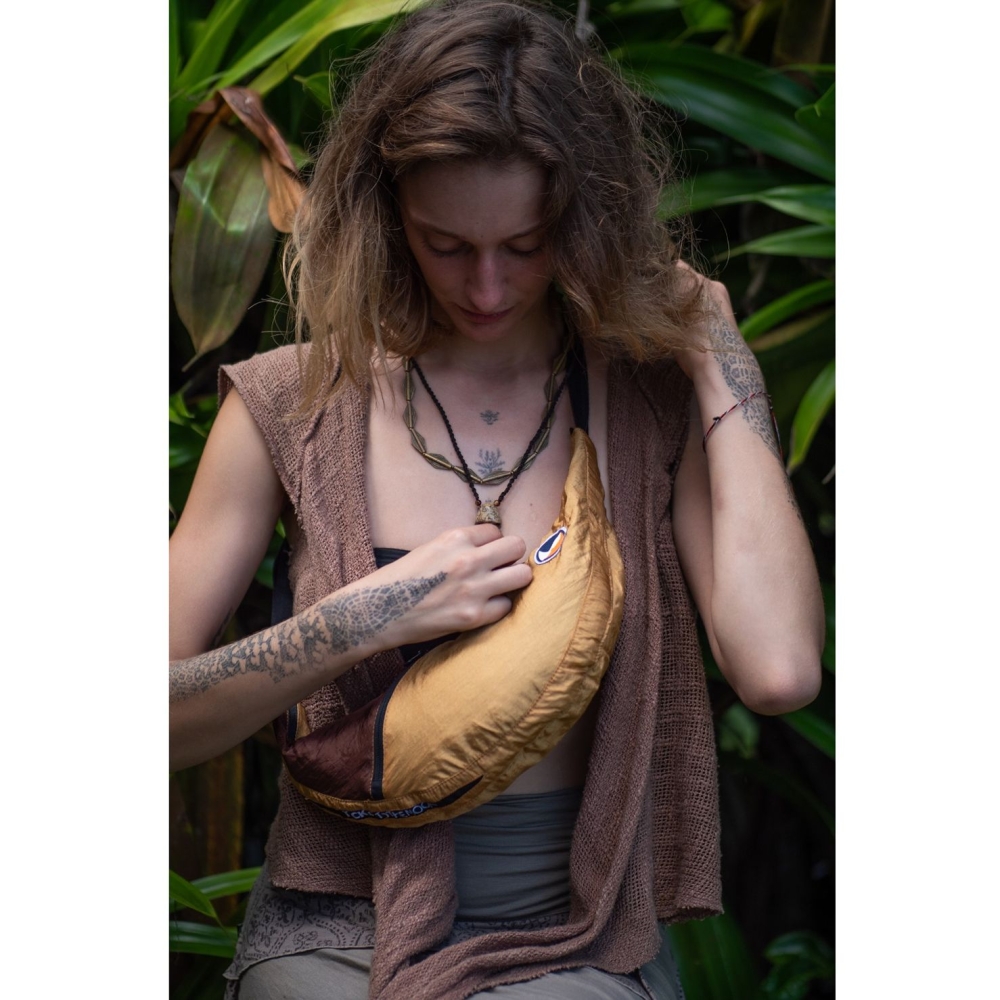 Ticket to the Moon Upcycled Sling Bag Sand / Chocolate TMSLB7004 tassen online bestellen bij Kathmandu Outdoor & Travel