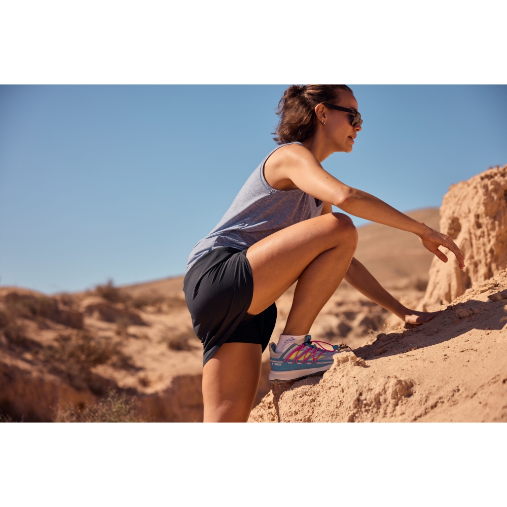 Sherpa Adventure Gear Asha V-Neck Tank Women's Seaport Blue SW20022-738 shirts en tops online bestellen bij Kathmandu Outdoor & Travel