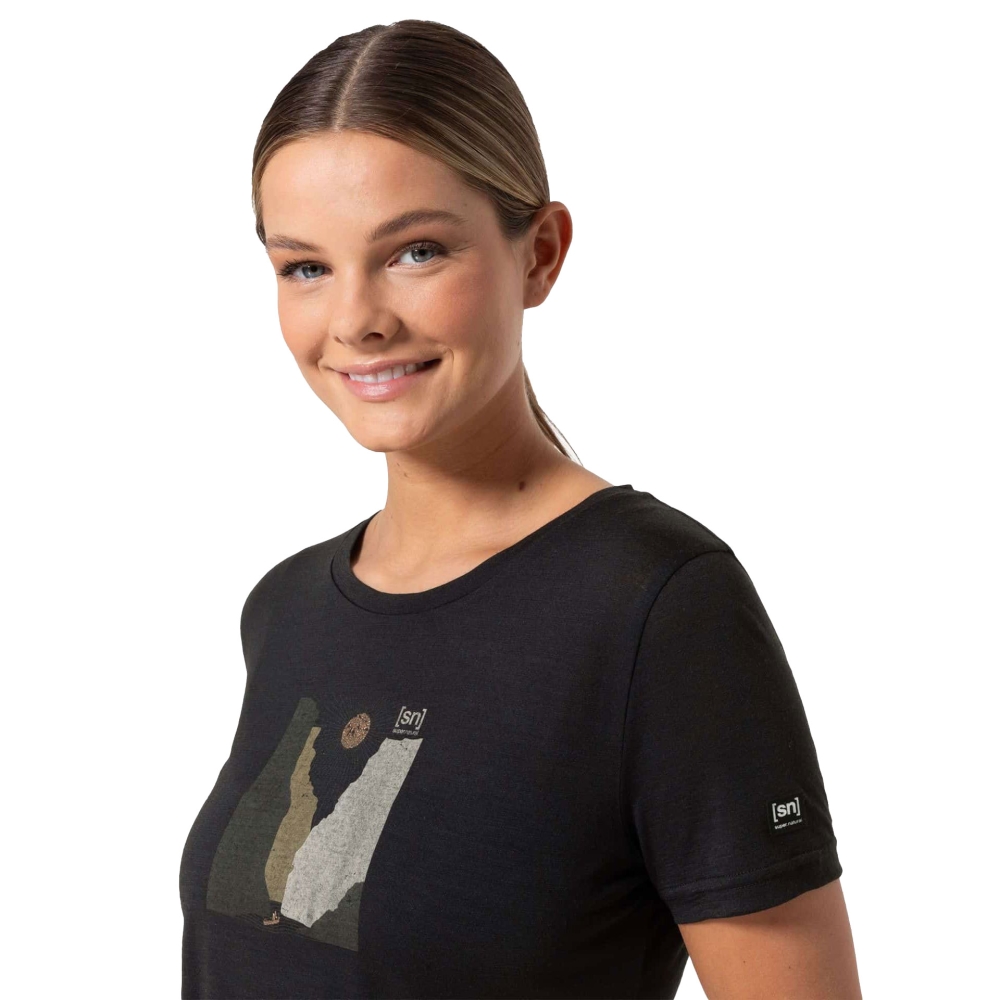 Super Natural Rio Grande Tee Women's Jet Black/Various SNWP03182-X48 shirts en tops online bestellen bij Kathmandu Outdoor & Travel