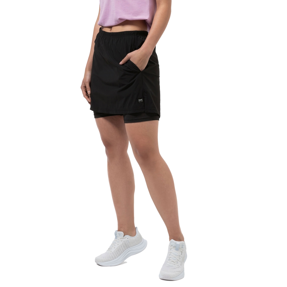 Super Natural Hiking Skirt Women's Jet Black SNW021650-872 jurken en rokken online bestellen bij Kathmandu Outdoor & Travel