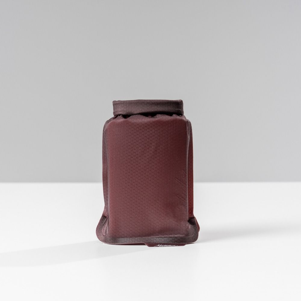 Matador Matador FlatPak Soap Bar Case Garnet MATFPS1001R toiletartikelen online bestellen bij Kathmandu Outdoor & Travel