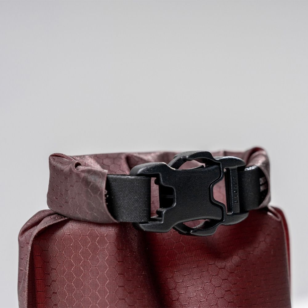 Matador Matador FlatPak Soap Bar Case Garnet MATFPS1001R toiletartikelen online bestellen bij Kathmandu Outdoor & Travel