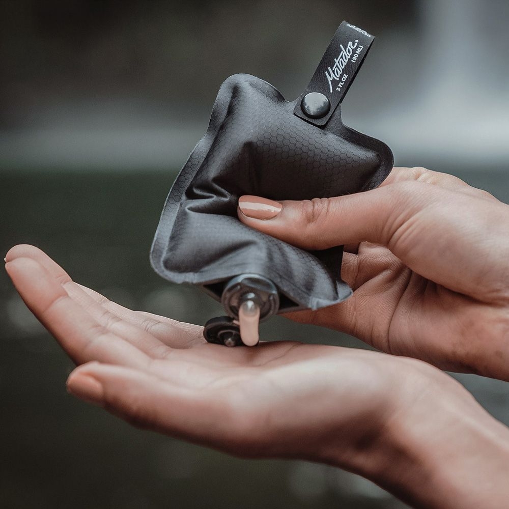 Matador Matador FlatPak Toiletry Bottle  Black MATFPB1001B toiletartikelen online bestellen bij Kathmandu Outdoor & Travel