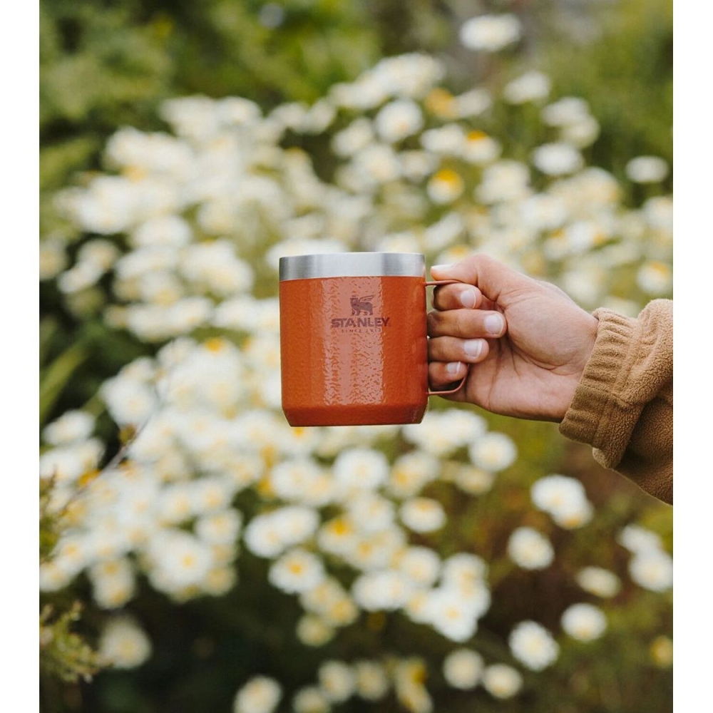 Stanley The Everyday Camp Mug 0,35L Hammertone Clay 10-09366-290 drinkflessen en thermosflessen online bestellen bij Kathmandu Outdoor & Travel