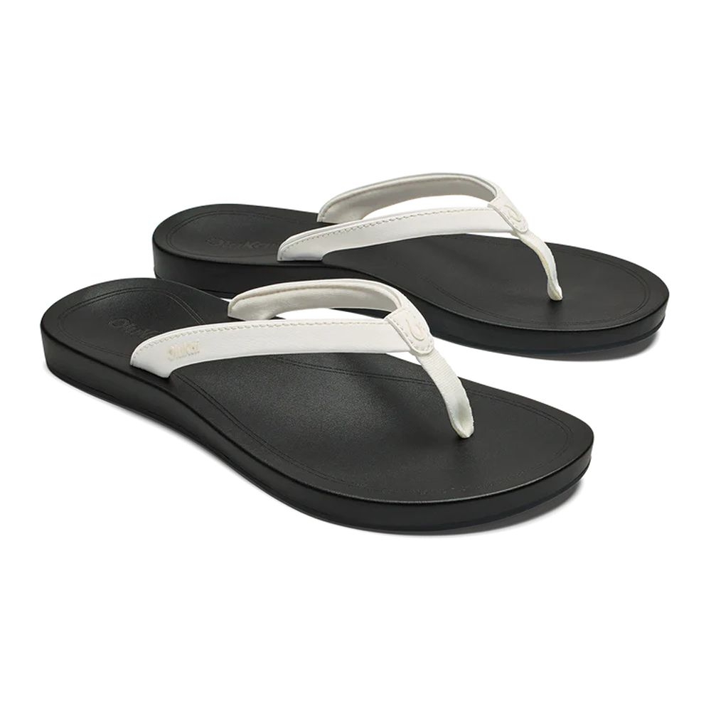 Olukai Uiki Bright White/Lava Rock 20537-WBLR slippers online bestellen bij Kathmandu Outdoor & Travel