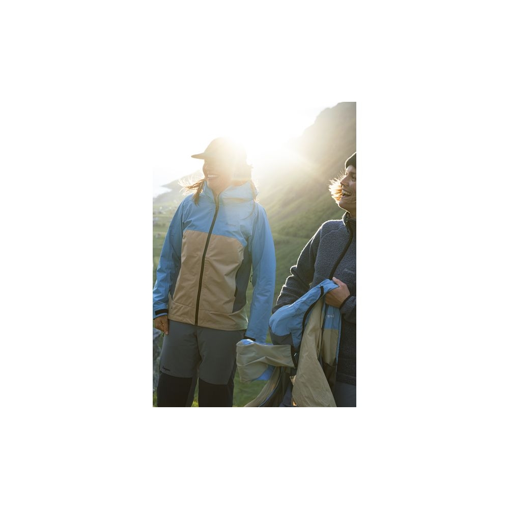 Bergans Vaagaa 3L Shell Jacket Women's Aqua Lagoon / Warm Sand / Gran 3638-25675 jassen online bestellen bij Kathmandu Outdoor & Travel