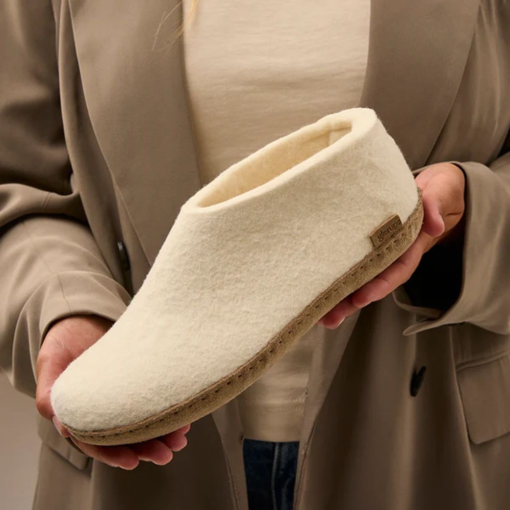 Glerups Shoe Leather White A-03 White pantoffels en huissokken online bestellen bij Kathmandu Outdoor & Travel